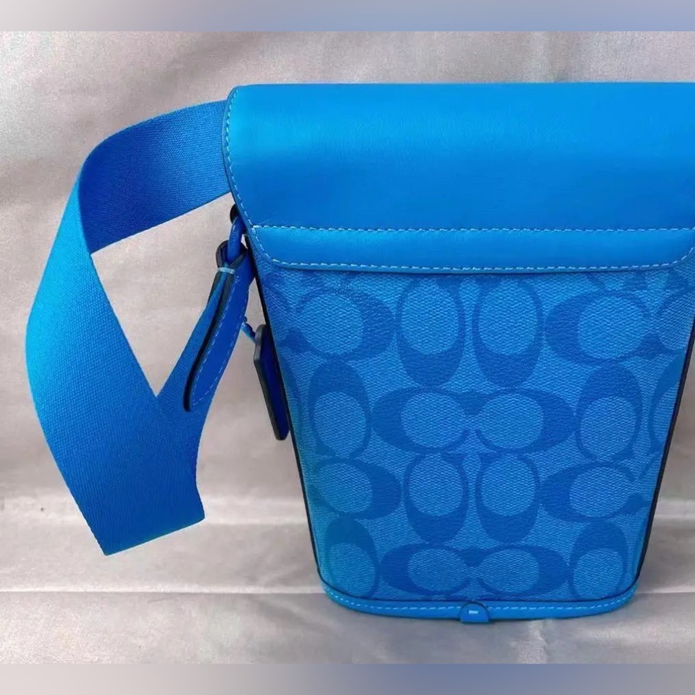 COACH Track Small Flap Crossbody In Signature Canvas! Limited Edition. - Picture 4 of 8